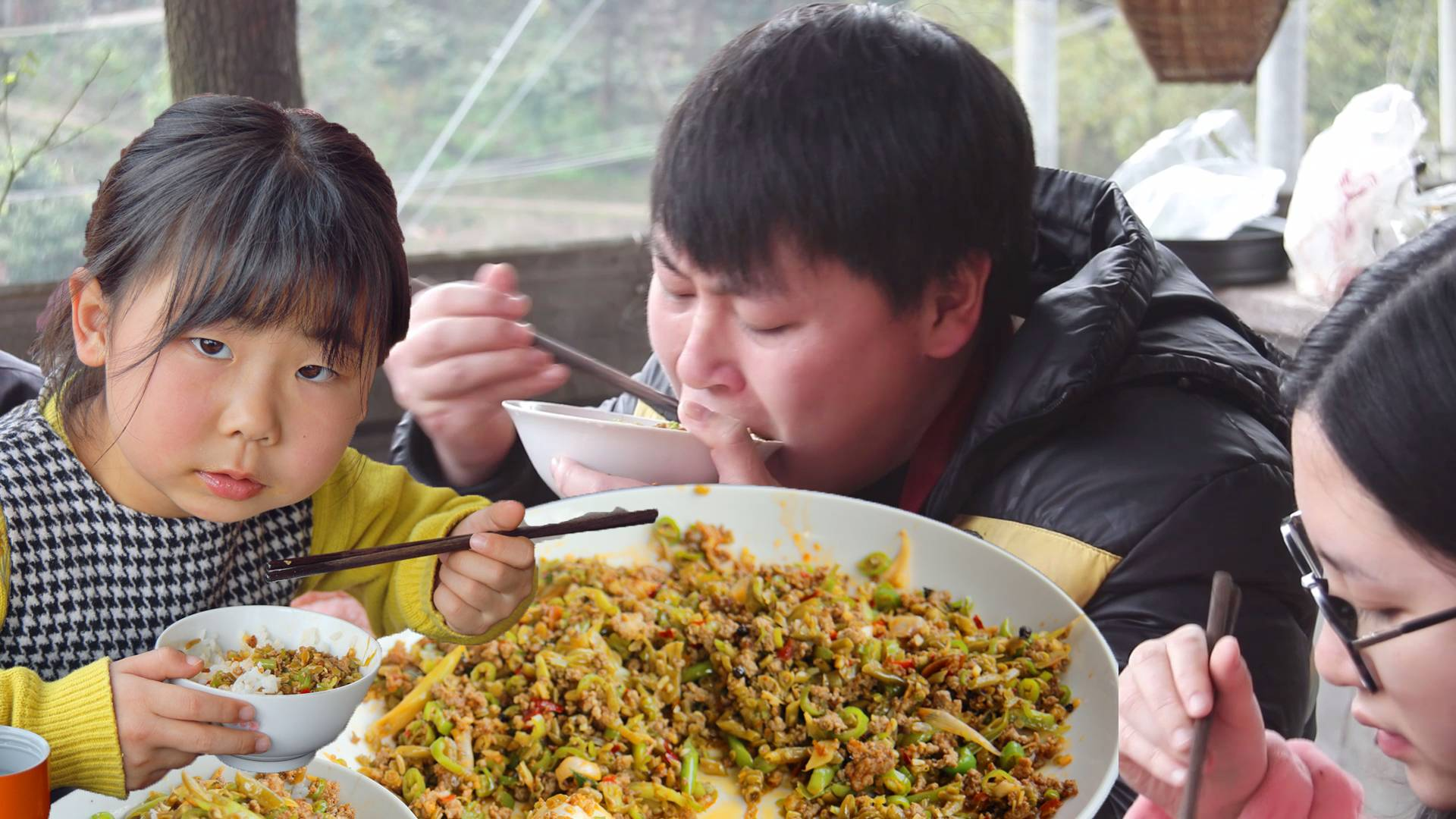 一块鸭肉剁稀碎,配上酸豇豆泡椒爆炒,一勺就下一碗米饭真过瘾